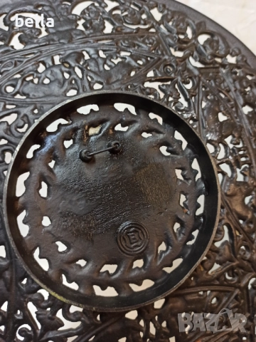 Масивна  чугунена чиния която е отлята и е за окачване на стена.Изцяло богато украсена с ажурна деко, снимка 9 - Антикварни и старинни предмети - 52771782