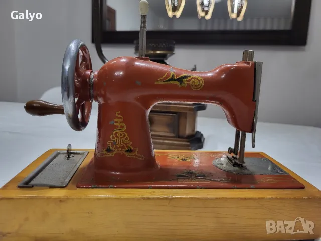 Малка ръчна шевна машина за декорация
