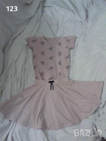 Интересен комплект в блед нюанс „Пепел от рози“ от пола и блузка с летящи глухарчета