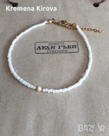 Гривни за крак с перличка, чешки мъниста и стомана. Бижута Луди гъби. Ръчна изработка., снимка 2 - Гривни - 50297599