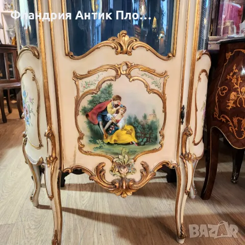 Антична витрина с ръчно рисувани панели и златисти орнаменти, снимка 3 - Секции и витрини - 48391887