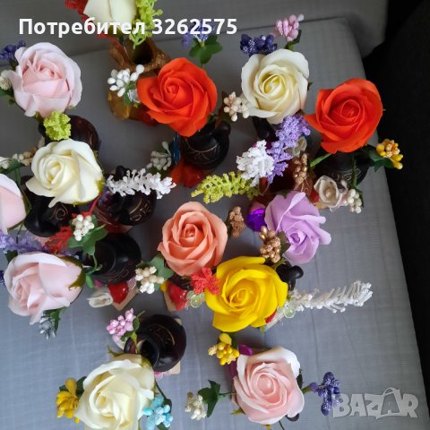 Ръчно изработени декорация с ароматни рози от пластичен сапун и керамични амфори