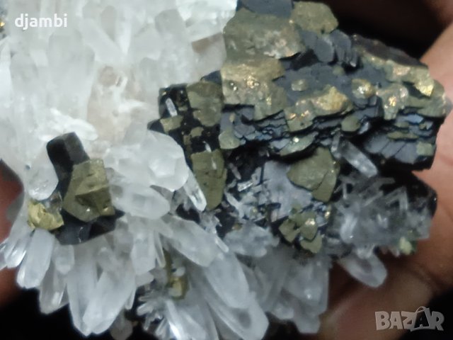 №23,Кварц,Планински кристал,Кварцова друза с халкопирит и сфалерит,Quartz Bulgaria,BGminerals,, снимка 7 - Декорация за дома - 44124708