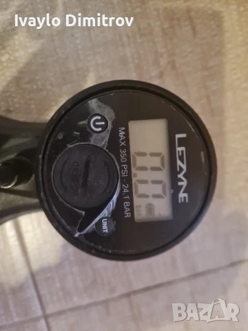 Помпа крачна с манометър LEZYNE SPORT DIGITAL , снимка 2 - Аксесоари за велосипеди - 50807676