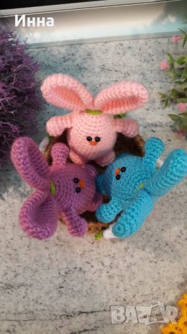 Великденски подаръци. Три зайчета в гнездото. Плетена играчка. Ръчно изработени., снимка 2 - Романтични подаръци - 39875113