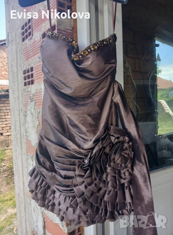 къса рокля има голема роза 