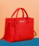 Класическа червена квадратна мини чанта за през рамо.