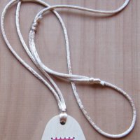 Дървен ключодържател/медальон с бродерия-българска затворена свастика, снимка 1 - Колиета, медальони, синджири - 27586063