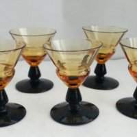 Ретро стъклена гарафа и чашки цветно стъкло, снимка 2 - Антикварни и старинни предмети - 36017223