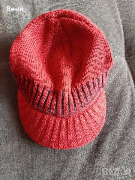 Дамска червена шапка с козирка, снимка 1