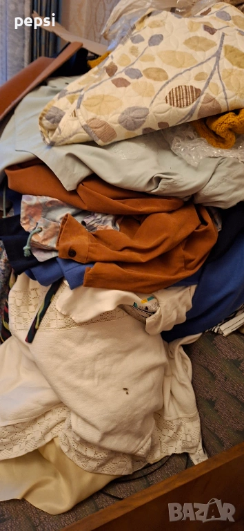 Подарявам голямо количество нови и запазени дрехи, посуда, диван, легло, маса, закачалки чаши чини, снимка 1