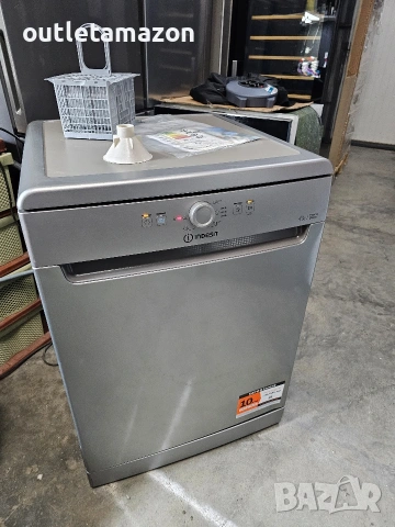 Свободностояща съдомиялна машина Indesit 