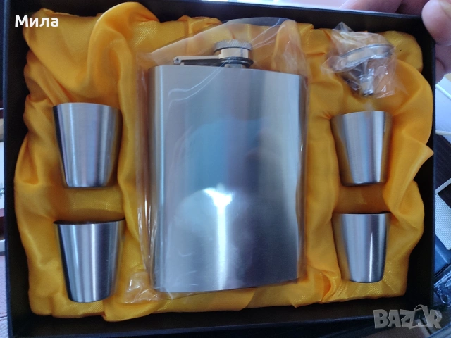 Комплект метална бутилка за алкохол и 4 шота