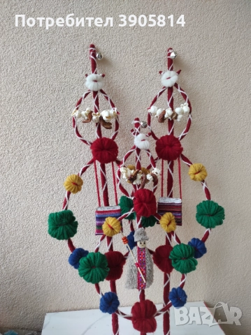 Сурвачки от дрян, украсени с вълна, пуканки и ошаф, звънчета.