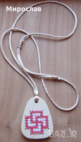 Дървен ключодържател/медальон с бродерия-българска затворена свастика, снимка 1 - Колиета, медальони, синджири - 27586063