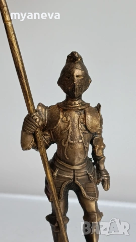 Рицар в пълно бойно снаряжение, бронзова статуетка., снимка 2 - Статуетки - 53562471