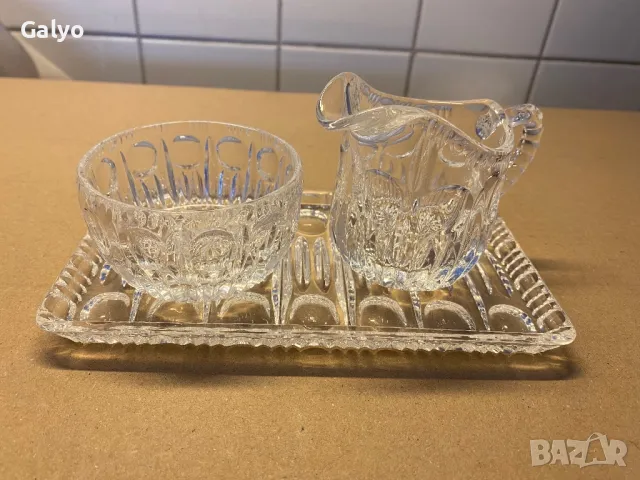 Елегантен сервизен комплект от кристални чаши с поднос, захарница и наливачка, внос Германия. 