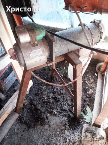 Продавам машина за ронене на царевица