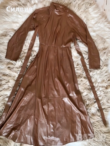 Дълга лъскава кожена рокля в цвят камел с X-образна връзка на талията, размер "S"-"M", снимка 2 - Рокли - 53118037