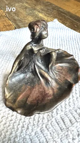 Малка антикварна метална фигура на жена, снимка 6 - Антикварни и старинни предмети - 50114208