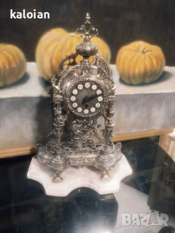 Стар каминен часовник. Бял бронз с готически орнаменти и мраморна основа. 60 те години на миналият в