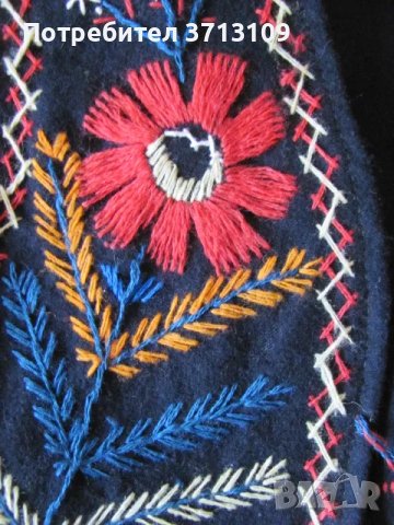 Вълнено елече за носия , ръчна бродерия, снимка 2 - Антикварни и старинни предмети - 48653552
