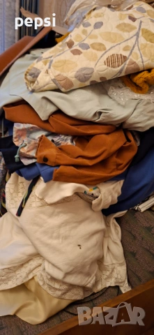 Подарявам голямо количество нови и запазени дрехи, посуда, дивайн, легло, маса, закачалки чаши чини