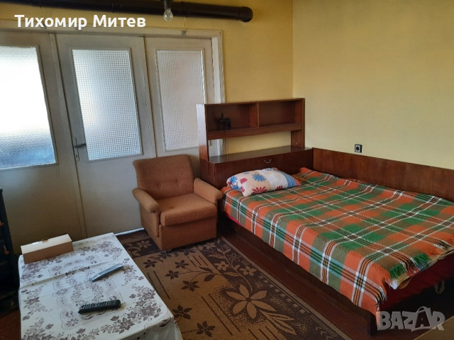 Продавам двуетажна къща с 2 гаража и допълнителни постройки, снимка 6 - Къщи - 51523131