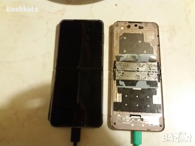 2 броя Samsung Galaxy Z Flip 4 за ремонт/ части, снимка 2 - Резервни части за телефони - 52713371