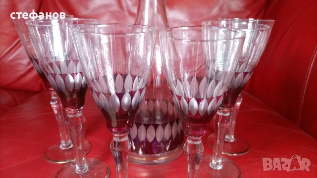 Ретро ракиен комплект, калиево стъкло, ръчна гравюра, златен кант, цветно, 6 чаши и бутилка с тапа, снимка 5 - Антикварни и старинни предмети - 51138316