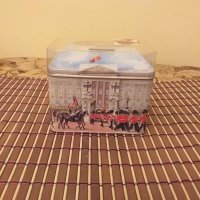 Метална кутия касичка от бонбони CHURCHILL'S BUCKINGHAM PALACE , снимка 1 - Декорация за дома - 28059282