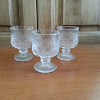 Стъклени чаши чашки гравирани, снимка 1 - Антикварни и старинни предмети - 36553498