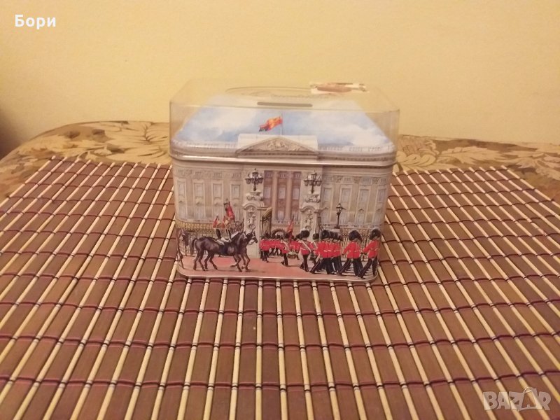 Метална кутия касичка от бонбони CHURCHILL'S BUCKINGHAM PALACE , снимка 1