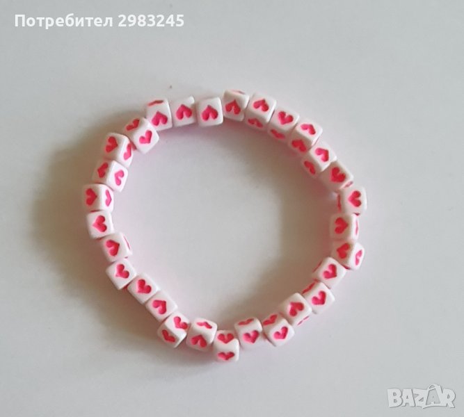 Гривна от бели зарчета с розови сърца, снимка 1