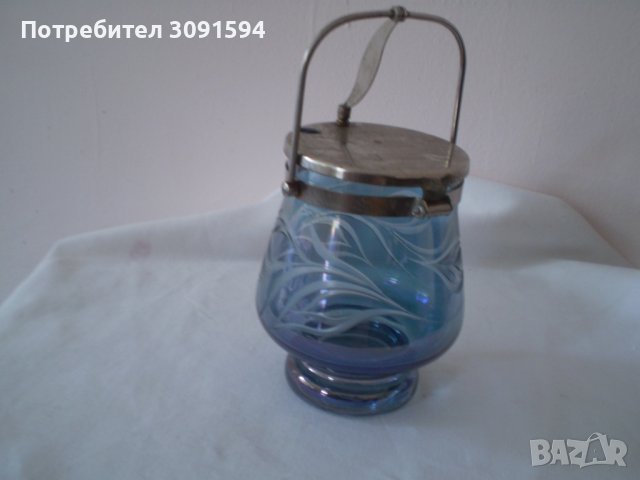 Стара захарница ръчно гравирано синьо стъкло свързвано с метален капак 