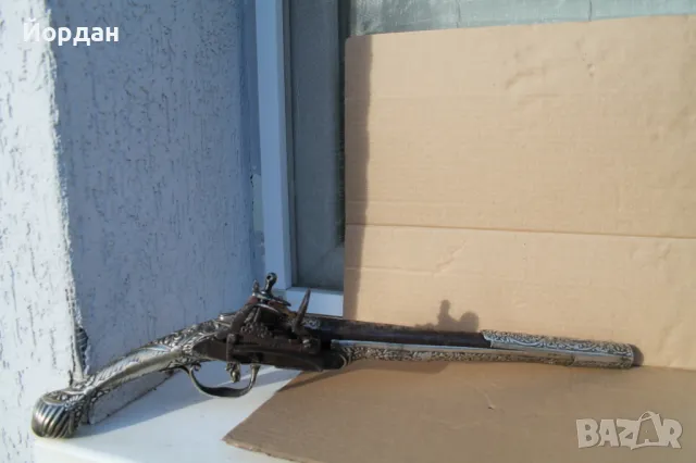 Кремъчен пистолет със сребърен обков