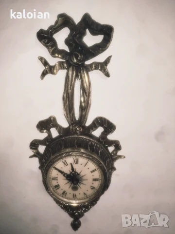 Стар механичен стенен часовник. Навива се с ключе, работи. Доста е безшумен. Изцяло е от бял бронз с, снимка 2 - Антикварни и старинни предмети - 51285945