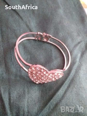 Гривна със сърце в камъни-Нова!