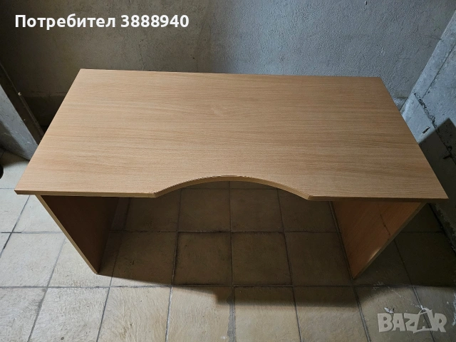 Офис бюро с контейнер към него