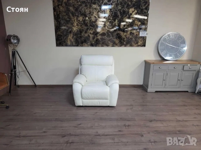 Светло кремав кожен фотьойл La-z-boy с ръчен релакс механизъм