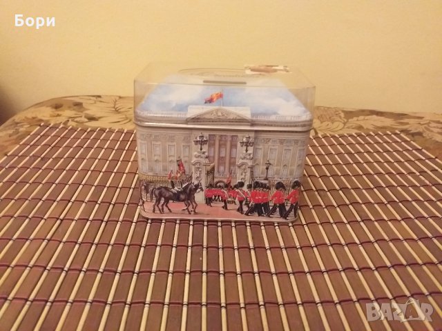 Метална кутия касичка от бонбони CHURCHILL'S BUCKINGHAM PALACE 