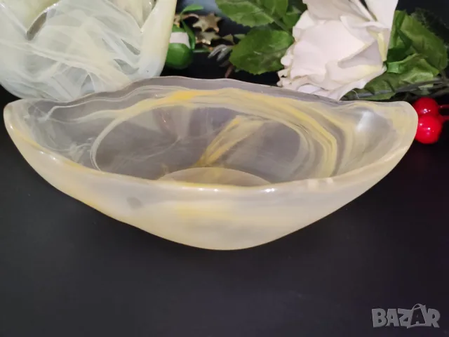 Ръчна изработка от матирано стъкло с преливащи млечни цветове в бледожълта гама., снимка 6 - Чинии - 48826629