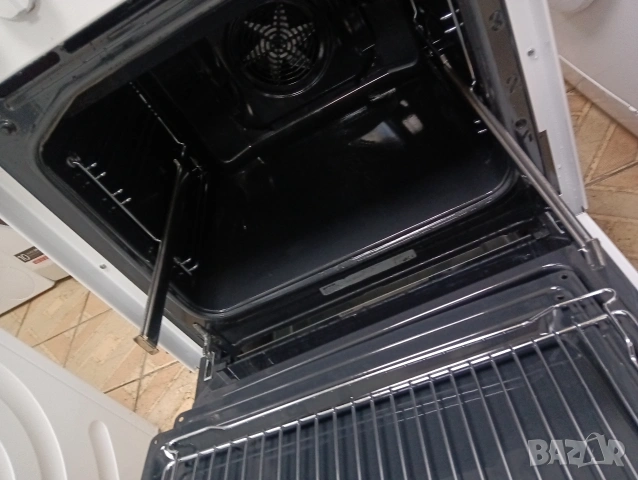 Свободно стояща печка с керамичен плот Gorenje с две години гаранция!, снимка 2 - Печки, фурни - 53039594