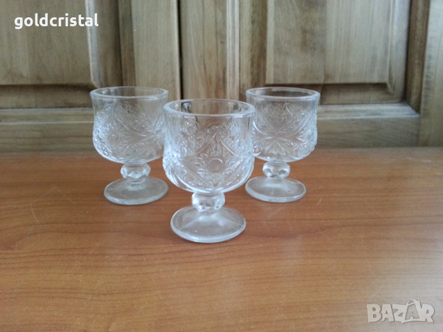 Стъклени чаши чашки гравирани, снимка 1 - Антикварни и старинни предмети - 36553498