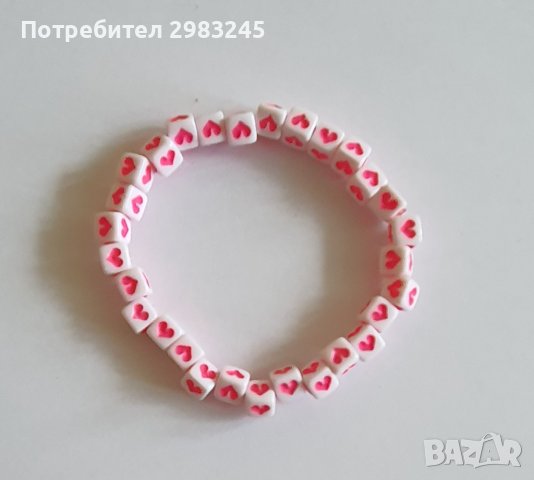 Гривна от бели зарчета с розови сърца