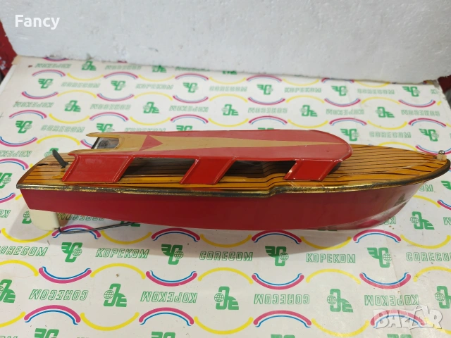 Стара детска играчка лодка