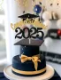 2025 Congratulations завърване дипломиране бал тога златисто черен брокатен картонен топер за торта, снимка 1