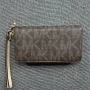 Оригинално Michael Kors Signature Logo Zip Around Портмоне, снимка 2