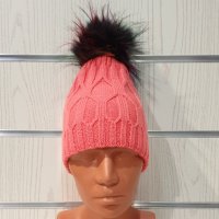 Нова зимна дамска шапка в цвят корал с шарен помпон/пух, снимка 2 - Шапки - 35479338