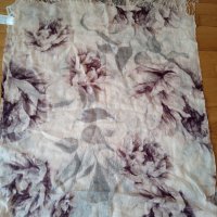 H&M шал флорални мотиви нов, снимка 2 - Шалове - 34579016